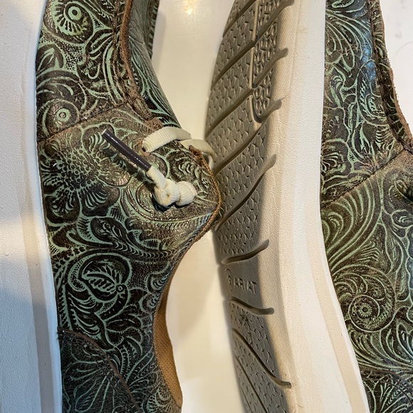 Ariat Floral Embossed Hilo Moc Toe Leather Shoes - Picture 3 of 6